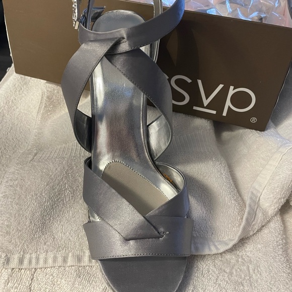 Silver high heeled sandal    Never worn new in box. Diamond on buckle size 11 - Picture 7 of 7